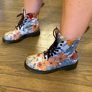 Women’s size 7 white floral Doc Marten boot